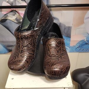 Dansko Brown Patterned Clogs 36oz